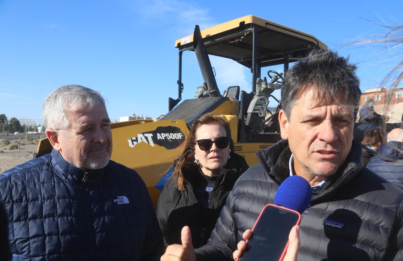 La obra de casi 300 metros estará lista la semana próxima, un mes antes. Gaido destacó “fondos neuquinos” y Nicola habló de “una obra tremenda de conectividad”.