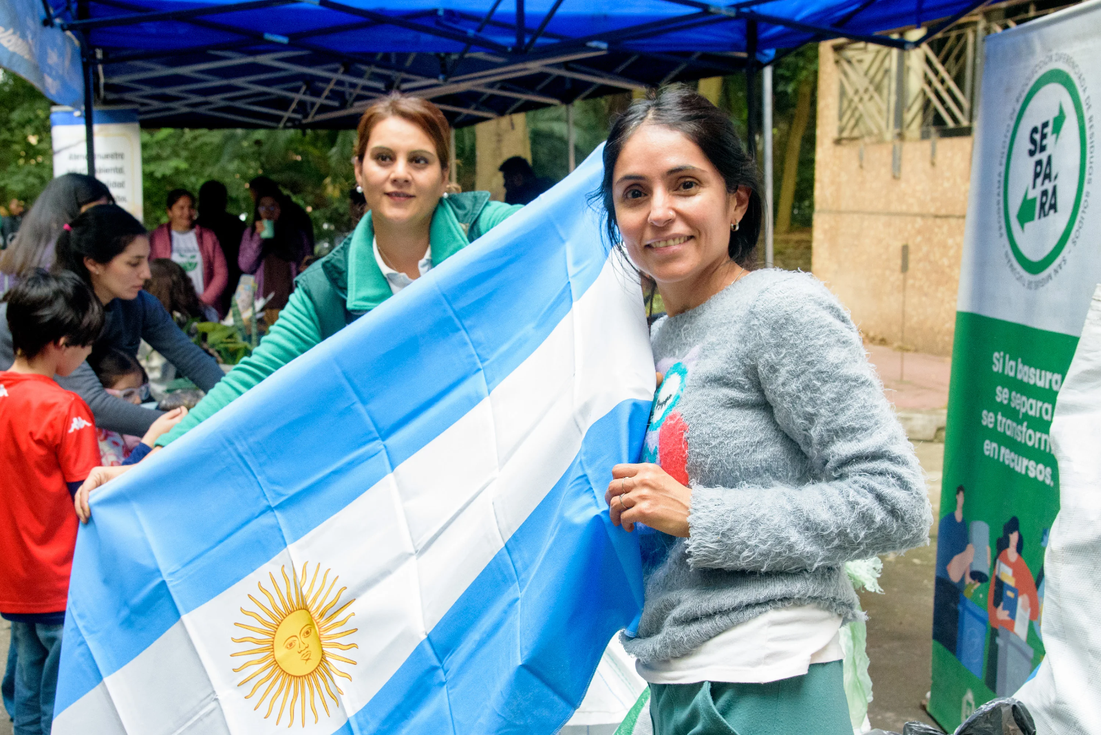 Vecinos podrán canjear residuos reciclables por banderas, bufandas y otros premios durante toda la semana.