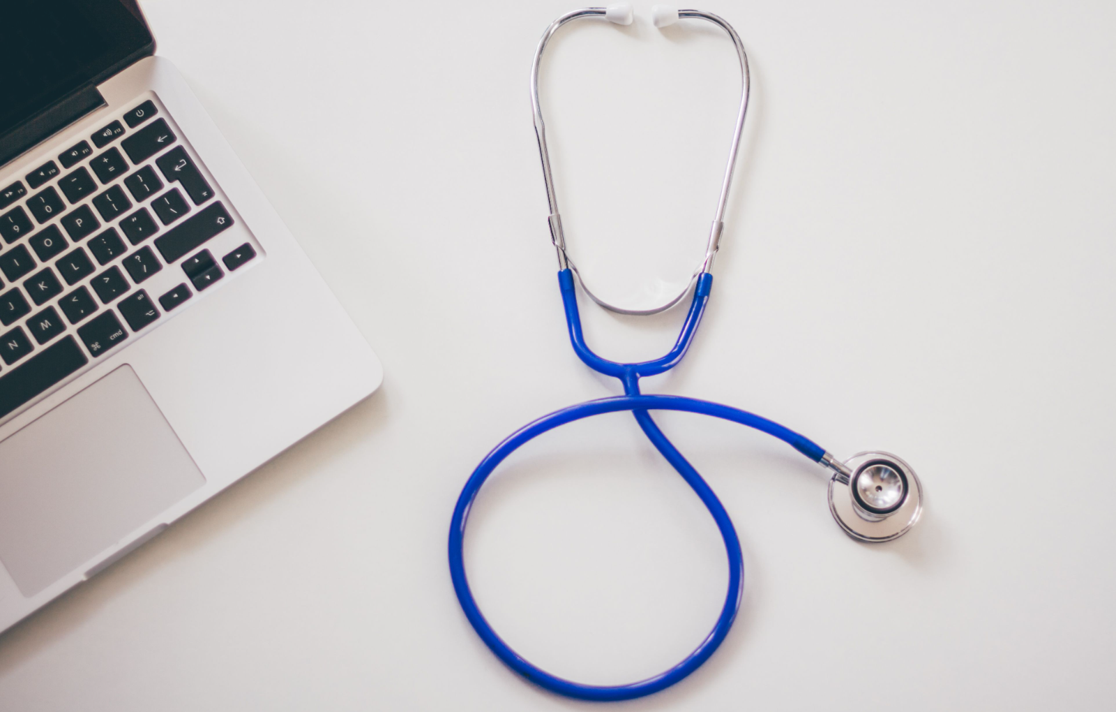 Un estudio internacional alertó que la mitad de las respuestas de inteligencia artificial sobre salud presentan errores y pueden resultar potencialmente peligrosas.