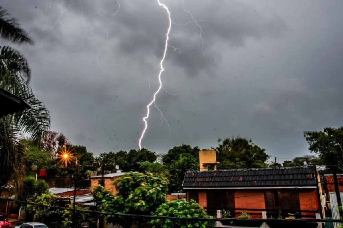 La capital de Misiones inicia la semana bajo alerta por tormentas y con un marcado cambio en las condiciones meteorológicas.