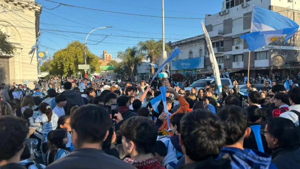 Cientos de hinchas coparon las calles tras el triunfo ante Austria y el pase a los 16avos de final del Mundial 2026.