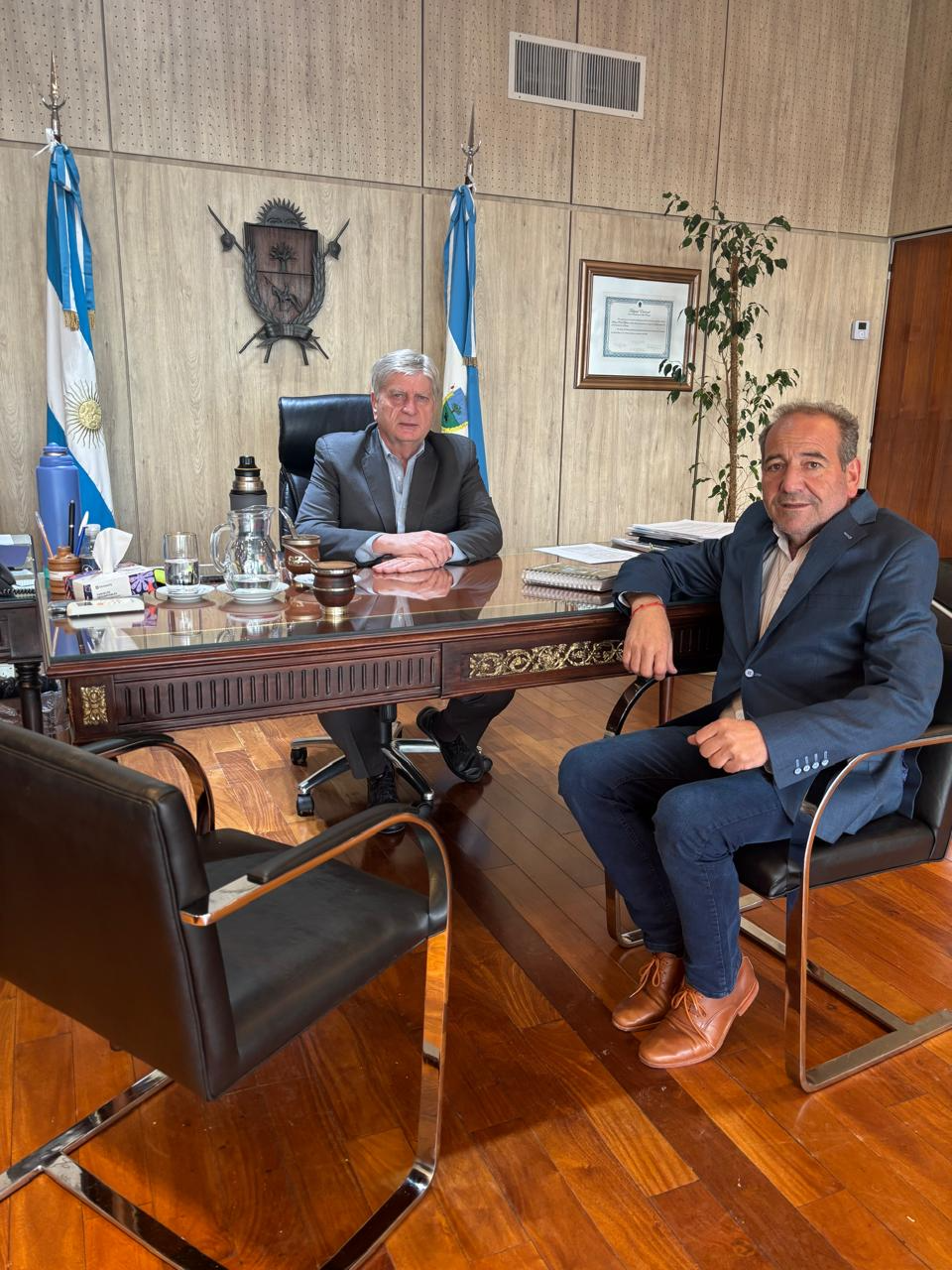 El gobernador Sergio Ziliotto recibió al intendente José Luis Gallotti y anunció avances en obras educativas, habitacionales y sanitarias para la localidad.