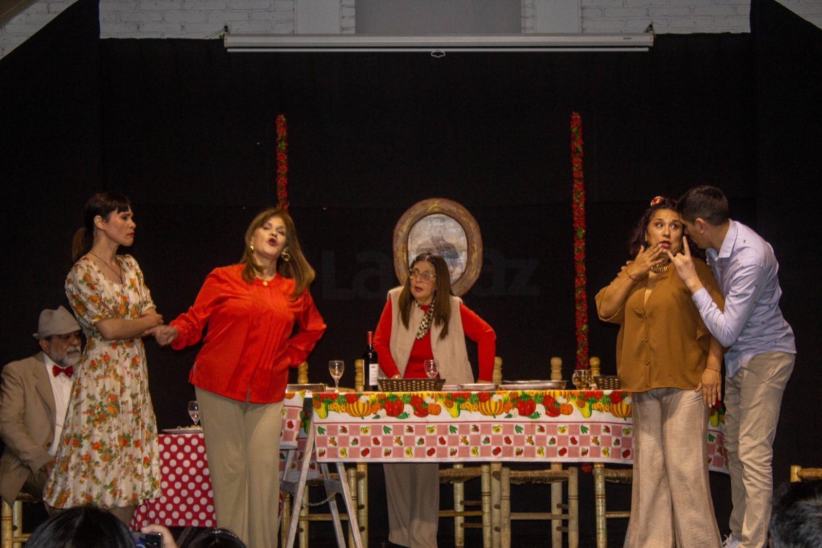 La exitosa creación colectiva del elenco La Libra se presentó nuevamente en el Salón de Actos Municipal, donde vecinos y vecinas disfrutaron de una noche cargada de humor, emociones y talento local.