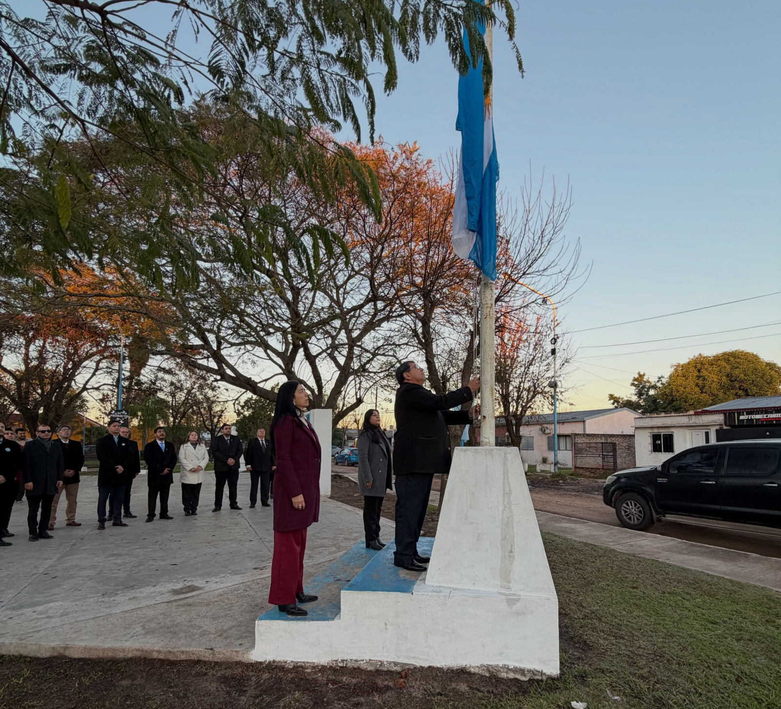 La ceremonia se realizó en la Plaza General Manuel Belgrano y fue encabezada por el intendente Norberto Villordo, junto a autoridades municipales, representantes educativos y miembros de la comunidad.