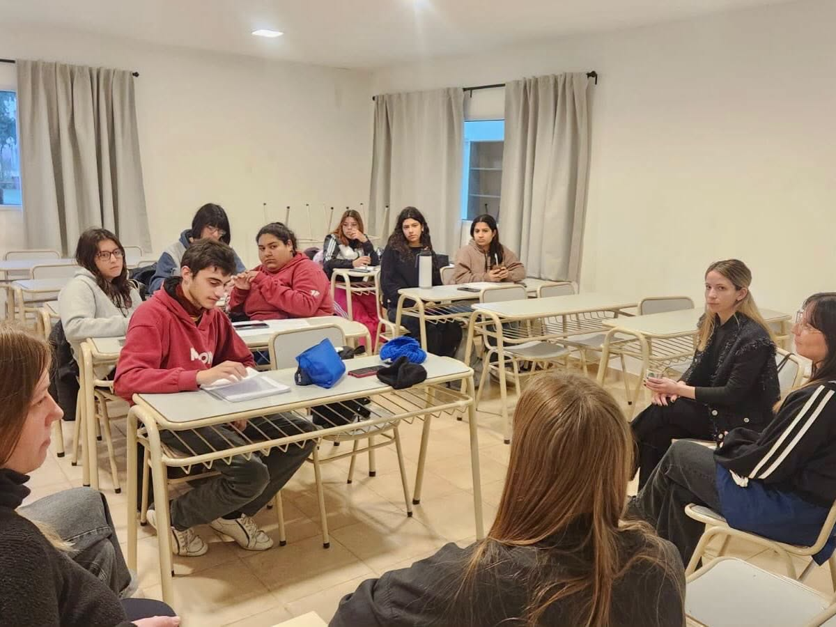 La propuesta busca brindar herramientas y acompañamiento a quienes se encuentran definiendo su futuro académico y laboral.