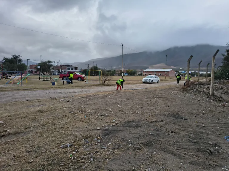 Retiraron botellas, neumáticos, escombros y restos de poda en Guzmán y Gregorio Cresseri. Piden mantener la limpieza y no arrojar residuos en baldíos abiertos.