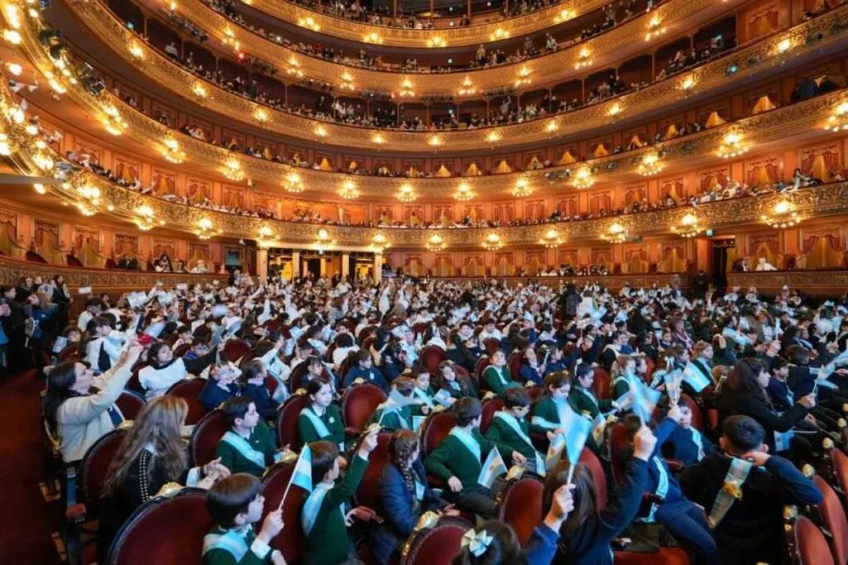 La ceremonia reunió a familias, docentes y autoridades en una jornada cargada de símbolos patrios y expresiones culturales.