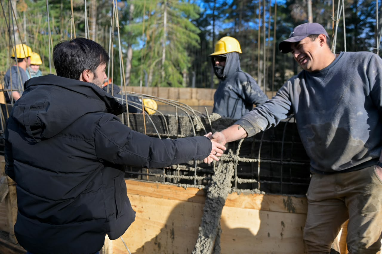 El Gobierno de Chubut firmó convenios para ejecutar obras estratégicas en Lago Puelo que fortalecerán los servicios públicos, el turismo y la infraestructura vial.