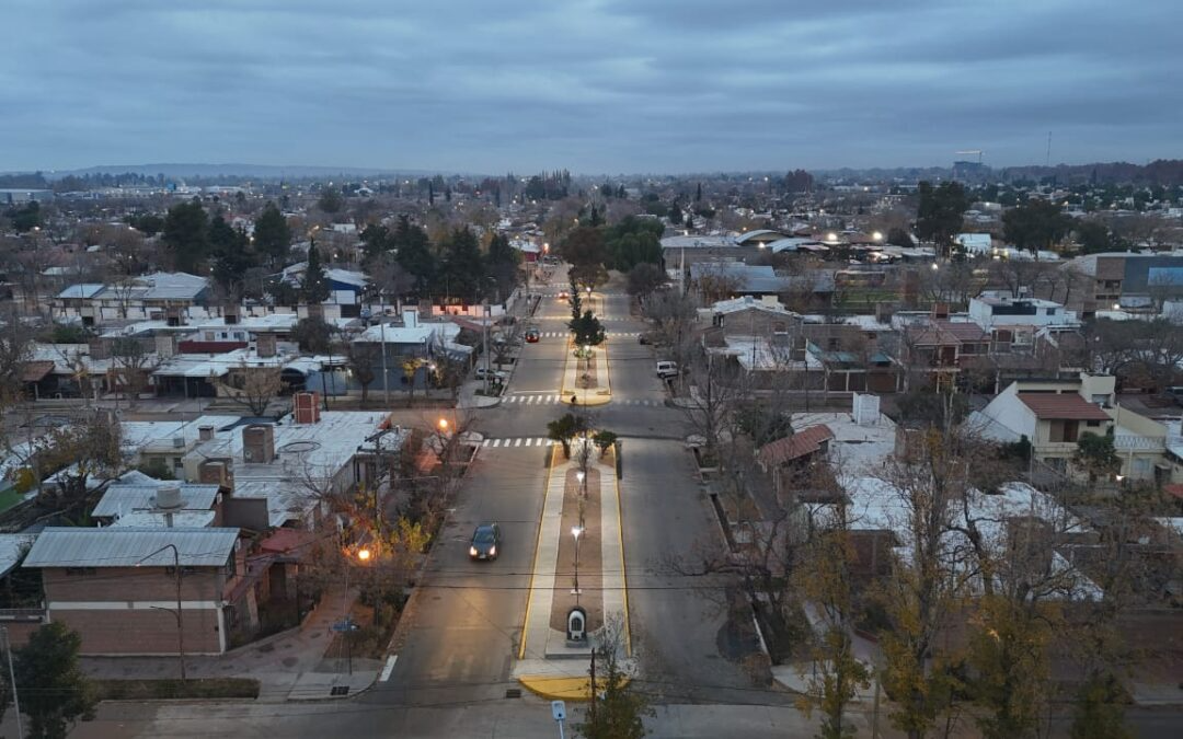 Los trabajos incluyeron luces LED, rampas, señalización y forestación para mejorar seguridad vial y accesibilidad.