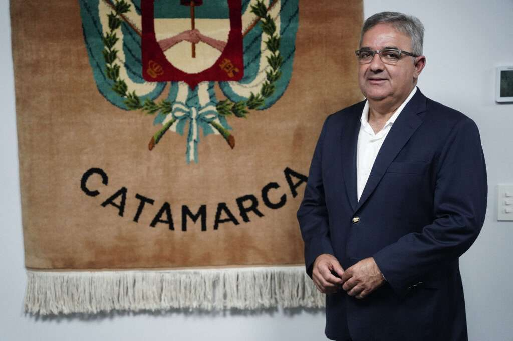 El gobernador Raúl Jalil enviará a la Legislatura un proyecto que propone mantener el 50% del salario estatal durante la transición laboral hacia empresas privadas.
