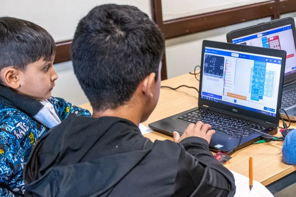 Del 13 al 24 de julio, chicos y chicas de entre 6 y 13 años podrán participar de talleres gratuitos de programación y robótica educativa en toda la provincia. 