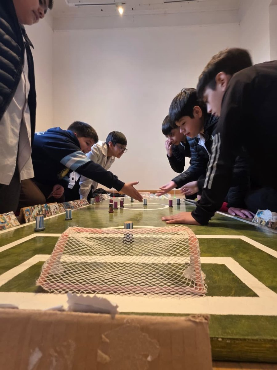 Estudiantes de Río Gallegos participaron de visitas guiadas en la muestra "Juegos & Juguetes", una propuesta que combina arte, creatividad y aprendizaje.