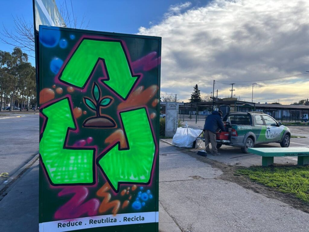 El municipio colocó contenedores en avenida Giachino y en la Feria Municipal, y anunció más puntos de reciclaje. Tras el incendio intencional de un módulo, realizó la denuncia y pidió cuidar los bienes públicos.