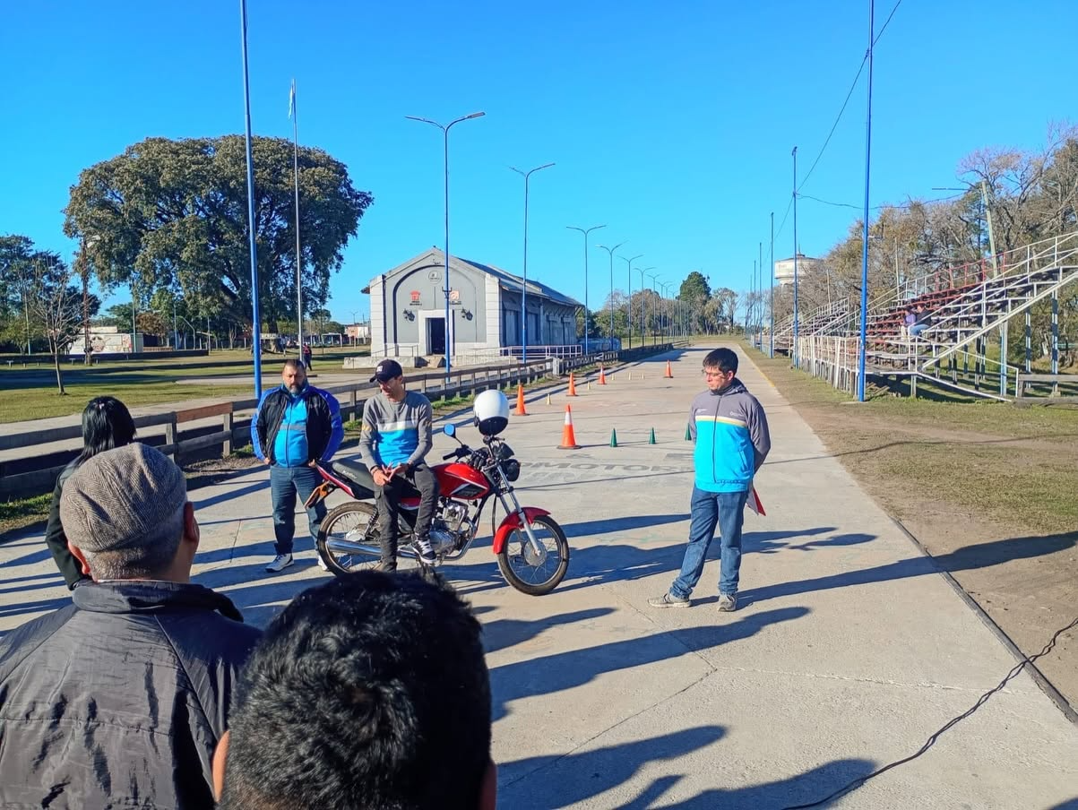 La jornada se realizó en la ciudad de Mercedes y estuvo enfocada en los criterios de evaluación práctica para motociclistas que solicitan la Licencia Nacional de Conducir.