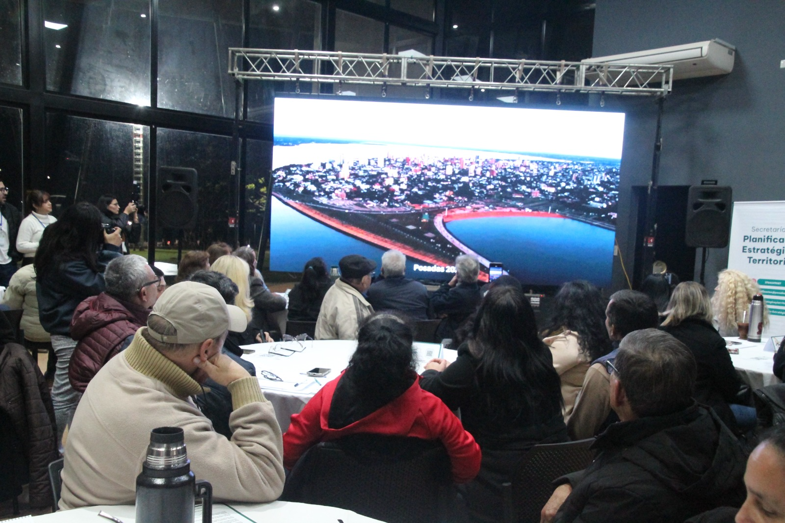 En el SUM del Parque de la Ciudad, las autoridades y referentes barriales evaluaron el diagnóstico y metas urbanas.