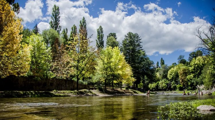 La provincia ofrece paisajes únicos, pueblos históricos, turismo aventura y experiencias que cambian con cada temporada.