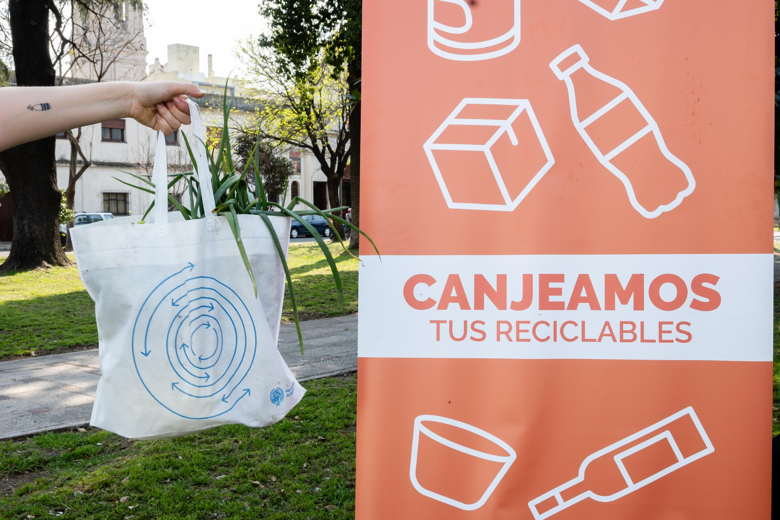 El 3 de julio, de 15 a 17, en el Mercado del Patio (Cafferata 729), «Canjeamos tus reciclables» recibe materiales limpios y secos a cambio de productos sustentables. Se suspende por lluvia.