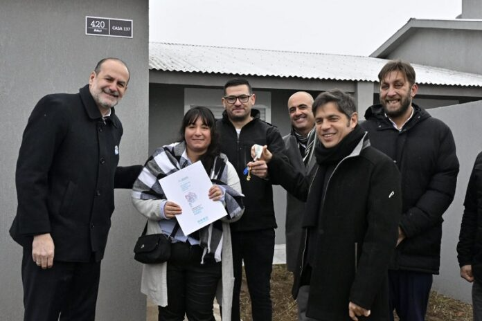 El gobernador y el intendente realizaron entregas de viviendas, patrulleros y escrituras, y firmaron un convenio para reactivar 36 hogares en Bahía Blanca.