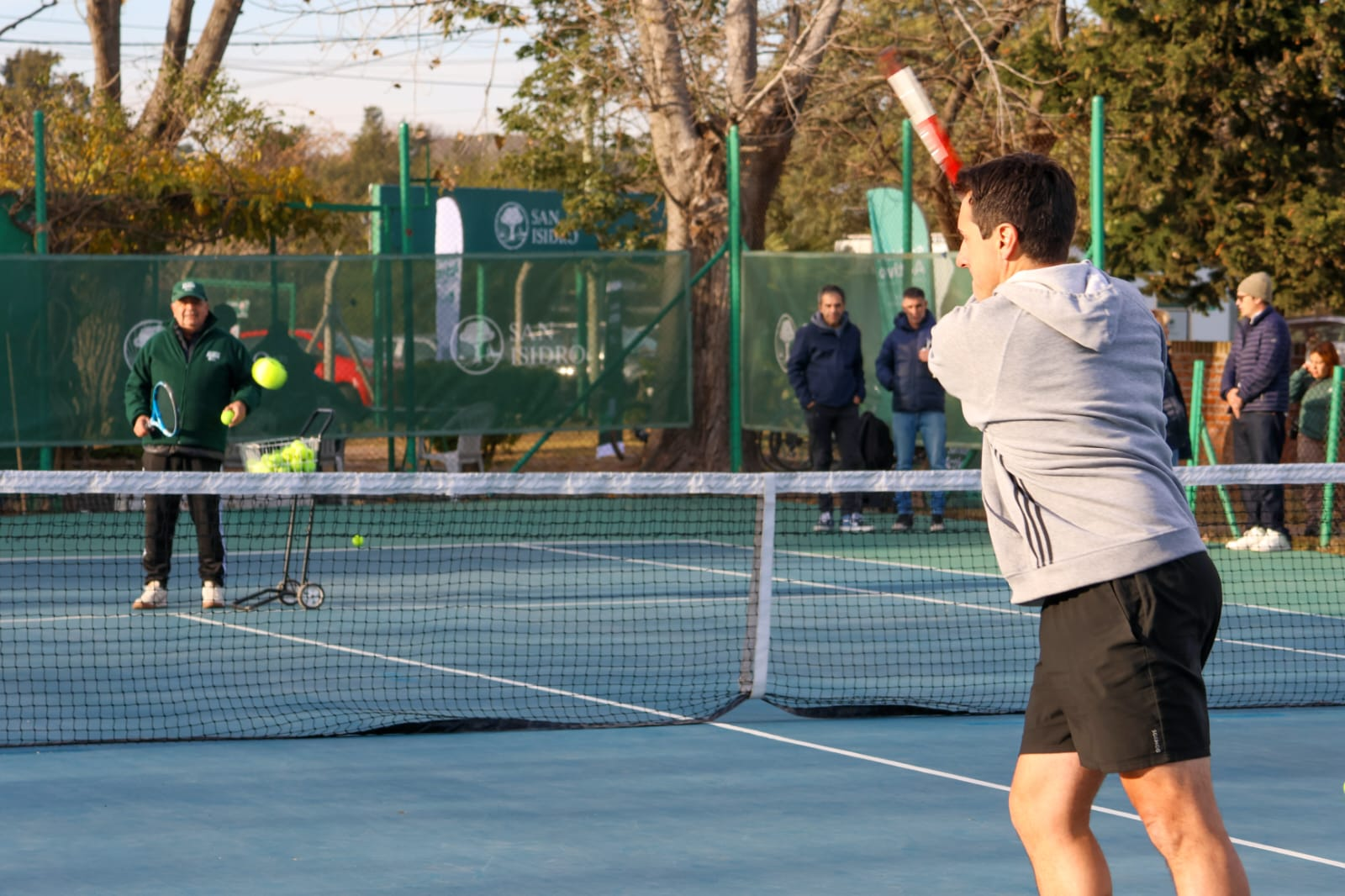 Hubo un Torneo Mixto con más de 50 jugadores y anuncian nuevas obras para ampliar la oferta deportiva.
