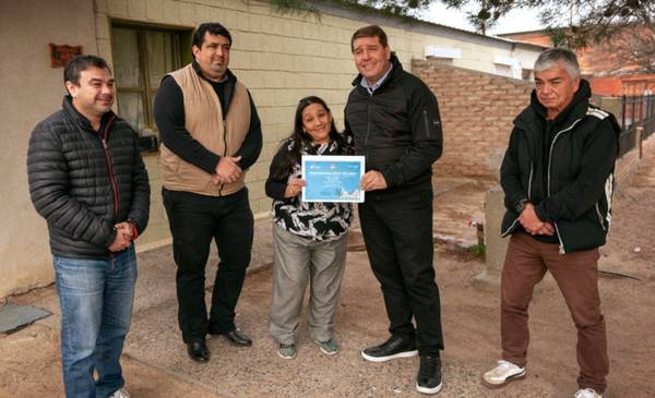 La Municipalidad de Rawson distinguió a Claudina Antinao por mantener un espacio de la Plaza de los Pueblos Originarios.
