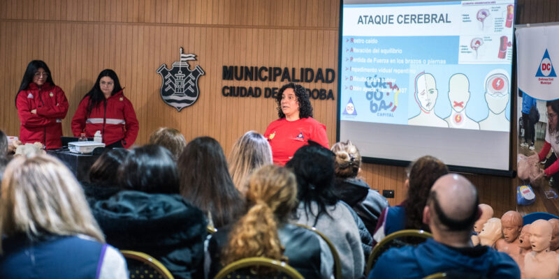La capacitación en RCP para equipos de jardines municipales comenzó en el Salón 450 y se articula con Defensa Civil.