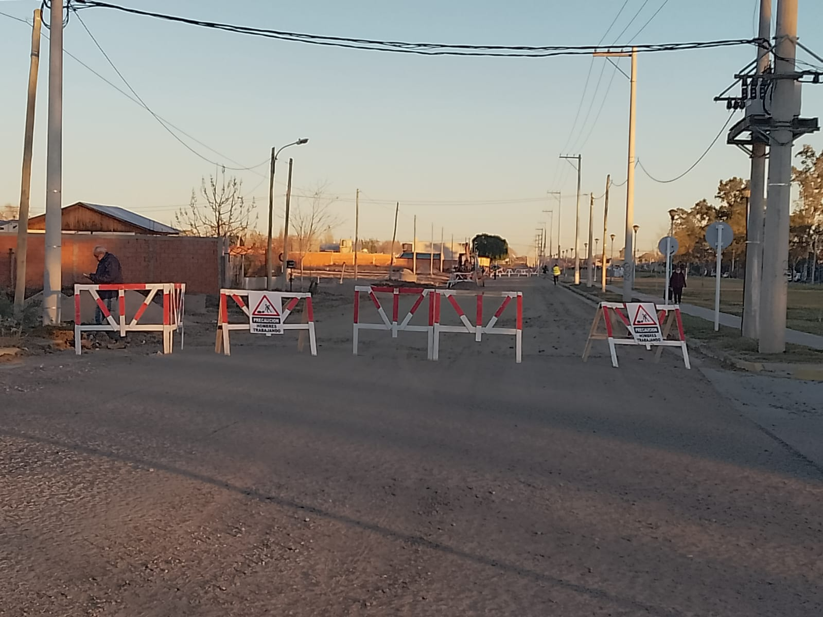 El Municipio inició la obra entre Damas Patricias y San Juan, con 1.021 metros de cañería y conexiones. Se pide circular con precaución por desvíos y cartelería.