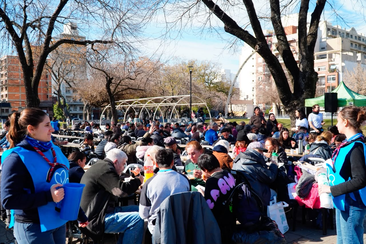 El Municipio llevó adelante un operativo en Plaza Belgrano con entrega de abrigo, atención sanitaria, alimentos y servicios gratuitos para personas en situación de calle.