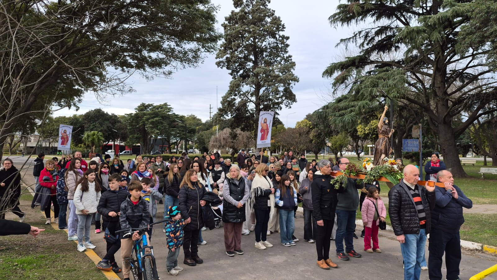 La localidad vecina a San Lorenzo festejó este 24 de junio el día de su santo patrono, San Juan Bautista, con la tradicional fogata de San Juan, misa y procesión.