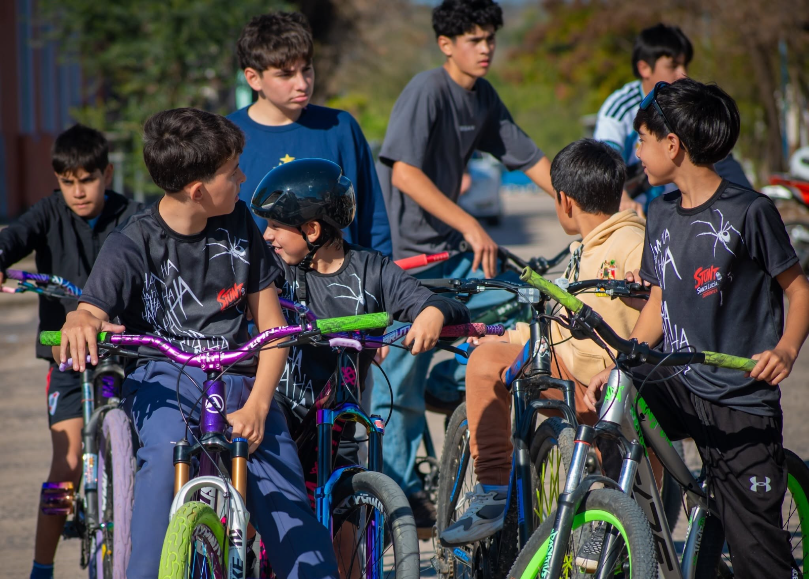 La ciudad de Santa Lucía recibió a pilotos y aficionados del stunt bike en un encuentro que reunió a público local y de localidades vecinas.