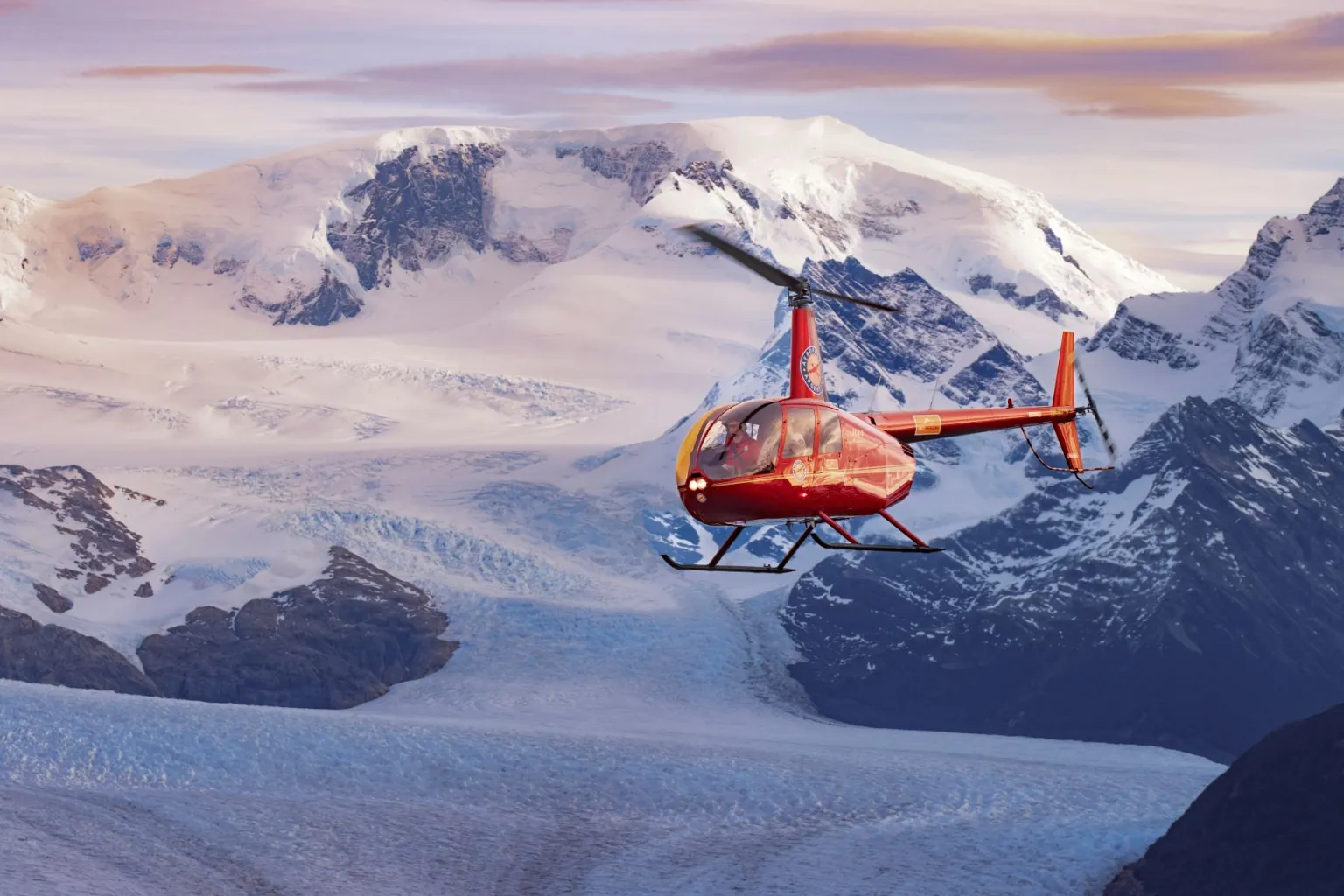 Desde El Calafate, una experiencia aérea permite descubrir el Glaciar Perito Moreno desde una perspectiva única, con vistas panorámicas de la Patagonia.