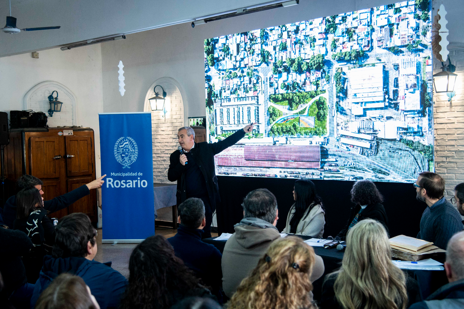 Javkin presentó el plan durante la licitación para demoler el viejo barrio Cotar, en Pasaje 807, entre Florida y Mar del Plata. "Vamos a hacer un gran parque", afirmó.