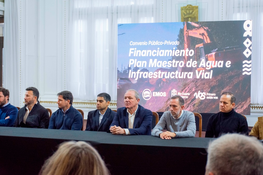 El intendente De Rivas anunció obras de agua y pavimento por $7.400 millones, con financiamiento público-privado y ejecución inmediata para mejorar la conectividad urbana.
