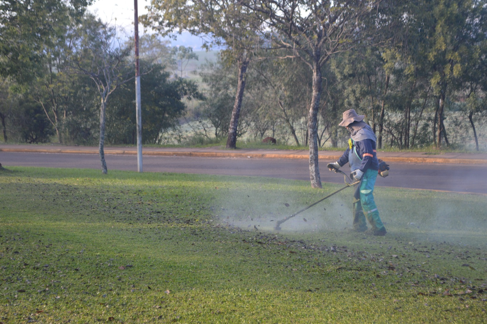 La Municipalidad informó trabajos de desmalezado, limpieza y conservación en plazas, parques, avenidas y bulevares para una ciudad más limpia, segura y sustentable.