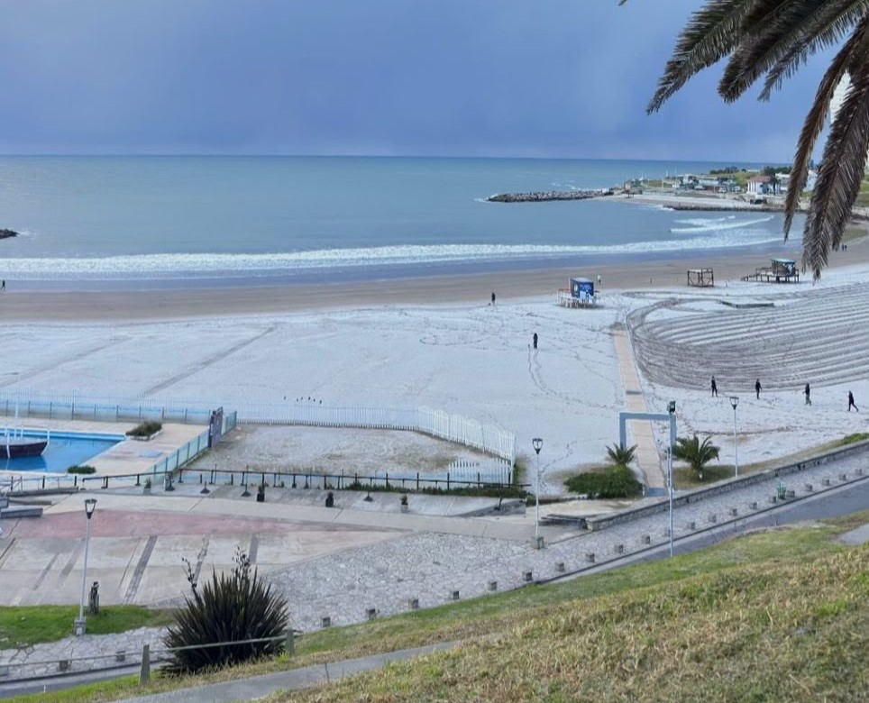 Tras las nevadas registradas en Sierra de los Padres y distintos sectores de Mar del Plata, el Servicio Meteorológico Nacional mantiene la probabilidad de lluvias y nevadas para este jueves, en el marco de la ola polar que afecta a la región.
