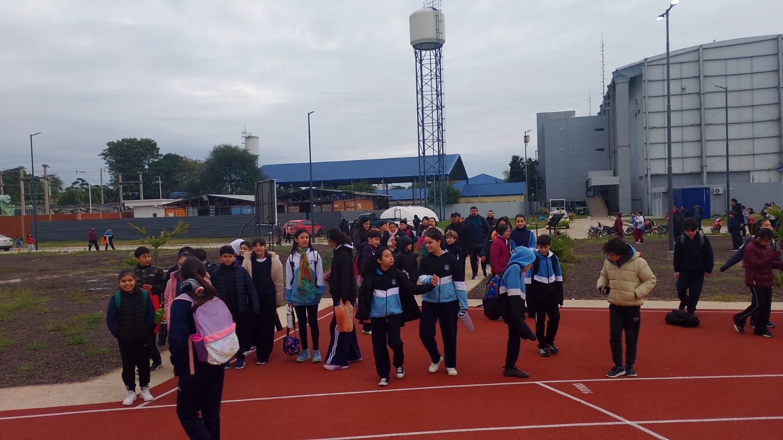 Fue en la pista del CEF N° 1, con alumnos de 5° y 6° grado. Hubo carreras, saltos y lanzamientos.