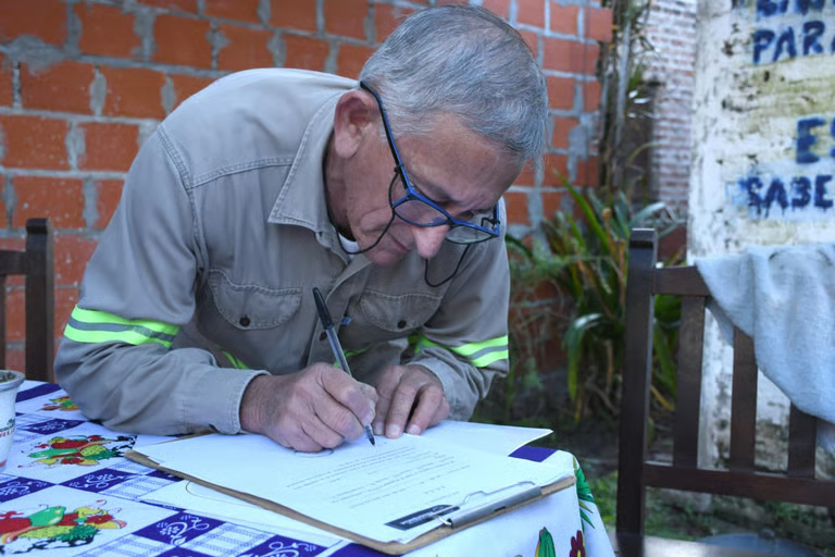El municipio ya entregó 340 títulos de propiedad y continúa con la regularización dominial en distintos barrios de Resistencia.