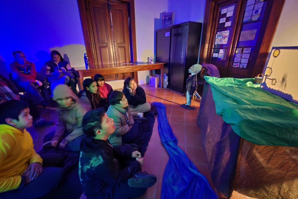 La iniciativa destinada a niños y jóvenes articula narración oral, teatro de sombras y producción plástica.