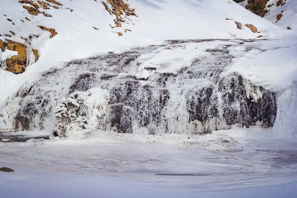 El sendero hacia Cascada Escondida ofrece una experiencia única entre pehuenes, nieve y paisajes de montaña en Neuquén.
