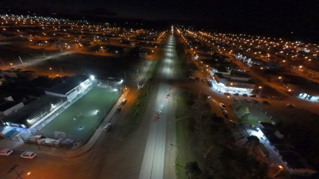 Con recursos propios, Viedma instaló 36 LED de 200W en la ex ruta 3. «Seguimos llevando adelante un programa sostenido de recambio de luminarias».