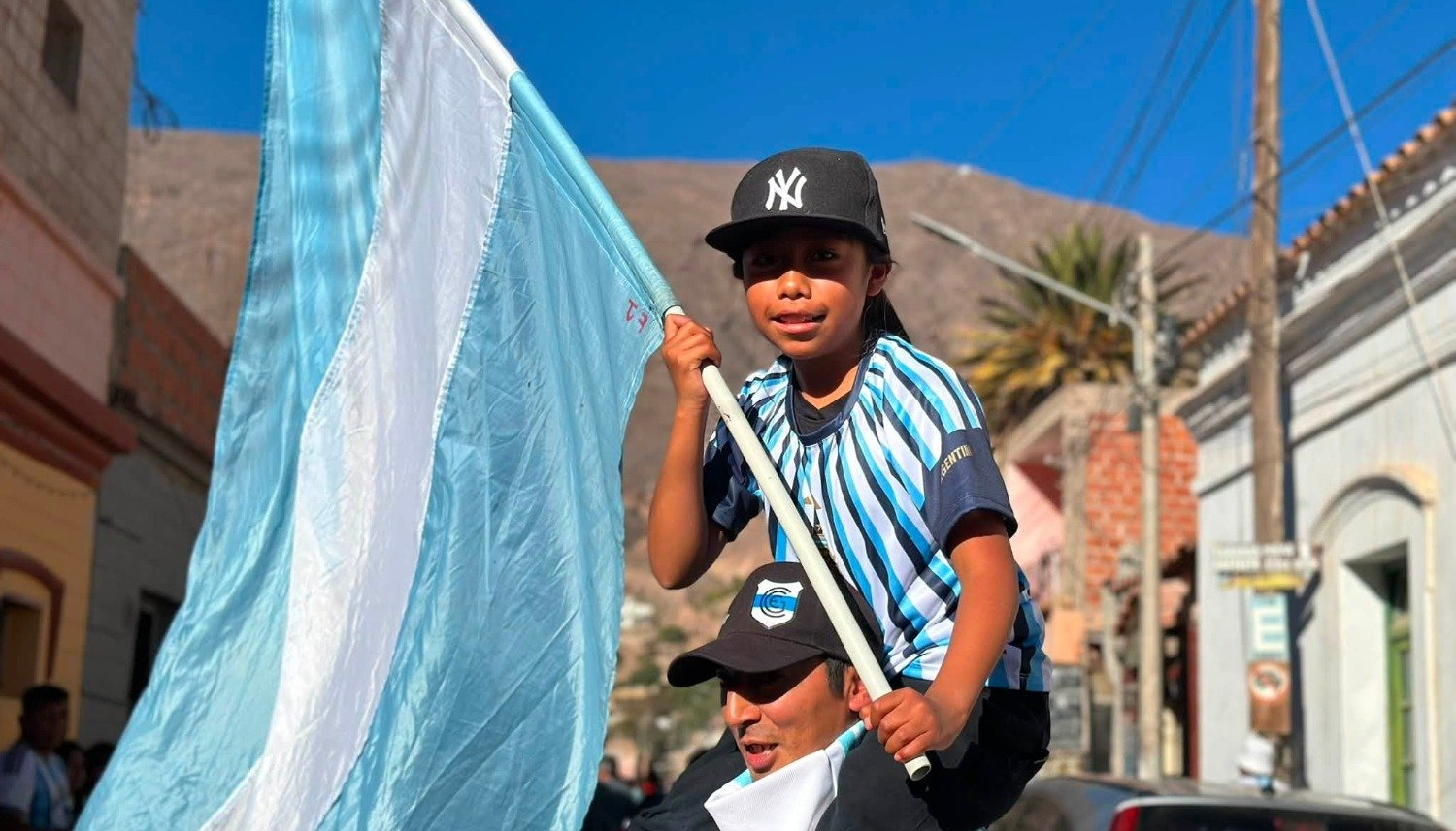 Una multitud colmó las calles céntricas para celebrar el 3-2 sobre Egipto y el pase de la Selección a cuartos. Hubo cánticos, caravanas y banderas celestes y blancas.