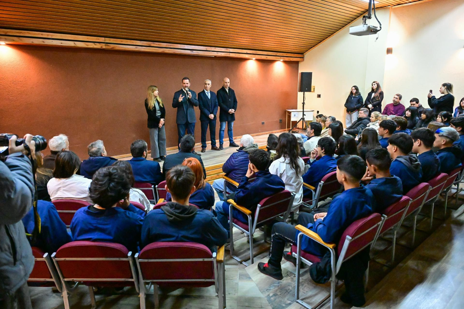 La iniciativa fue encabezada por el intendente Ariel Sujarchuk y surgió como respuesta al desfinanciamiento nacional que afecta a la educación pública.