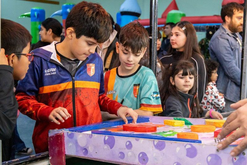 Ushuaia realizó la “Tarde de Infancias” con juegos, arte y música en el Centro Cultural Esther Fadul. 