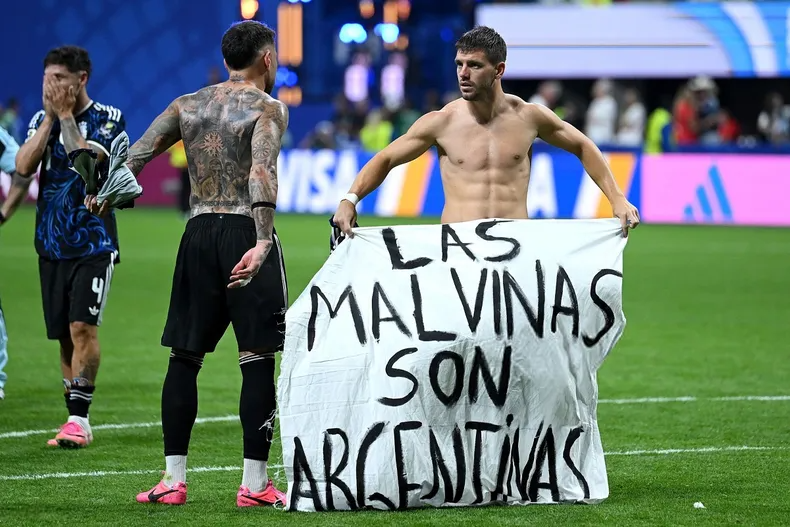 Luego de vencer 2-1 a Inglaterra y clasificar a la final del Mundial 2026, Giovani Lo Celso desplegó una bandera con la leyenda "Las Malvinas son argentinas", un gesto que cerró la polémica sobre la postura del plantel.