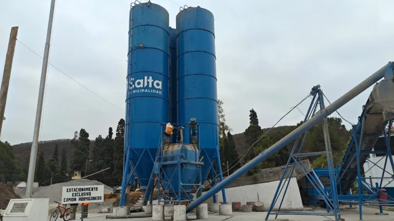 La Municipalidad difundió el rendimiento de la Planta Hormigonera: 3 mil toneladas mensuales y entre 25 y 30 cuadras renovadas. Refuerzan controles de calidad y piden denunciar vandalismo.