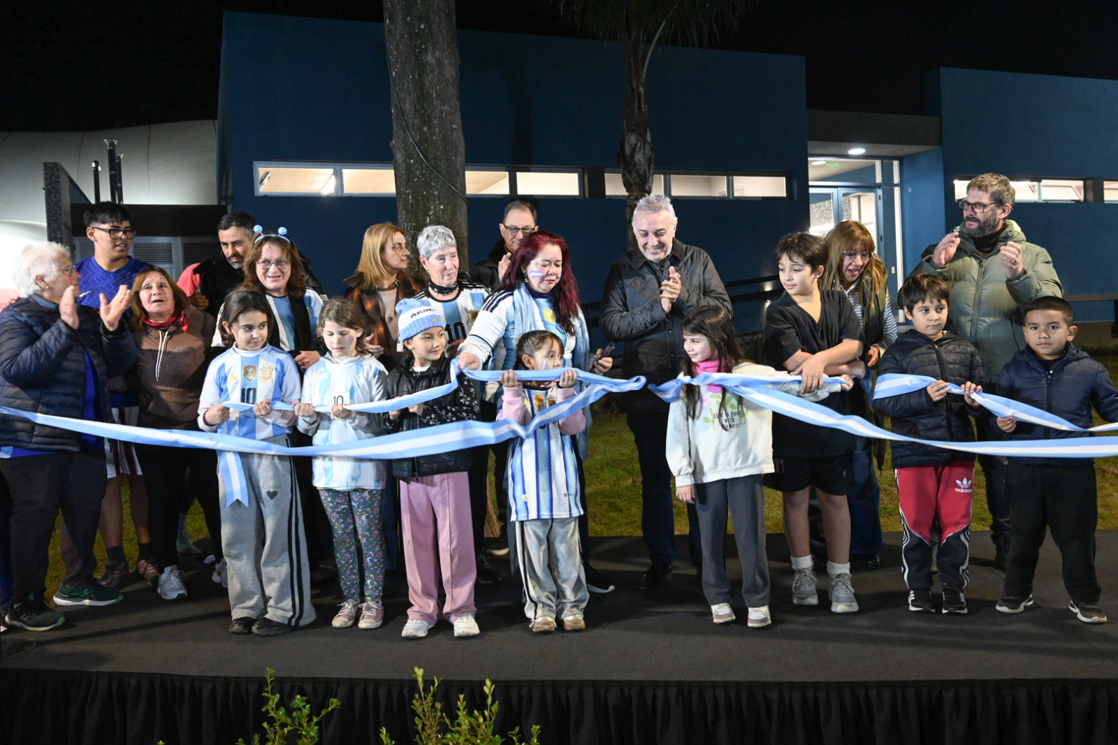 El intendente de Tigre presentó las nuevas instalaciones en compañía de decenas de vecinos y vecinas. Además, anunció que el Municipio trabaja en un proyecto para la construcción de un nuevo SUM donde funcionará un gimnasio. 