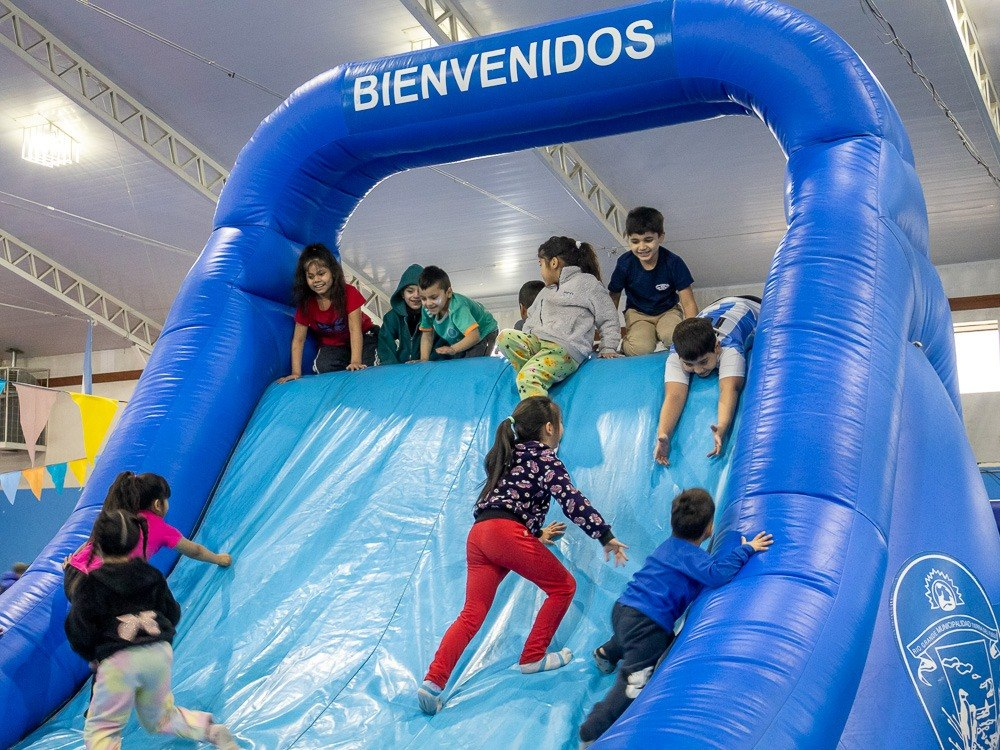 La primera jornada de "Tardes de Juego en Familia" reunió a vecinos y vecinas en el Gimnasio Margen Sur, con propuestas deportivas y lúdicas gratuitas por el receso invernal.