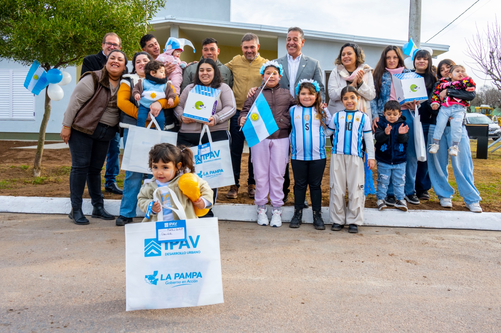 El Gobierno de La Pampa entregó 4 viviendas en Monte Nievas y firmó un convenio para construir otras 2 mediante el Plan Mi Casa 4.