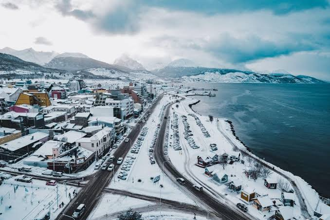 El SMN emitió alerta amarilla por temperaturas bajas en Ushuaia. La Municipalidad pidió no exponerse al frío, ventilar hogares y, ante emergencias, llamar al 103.