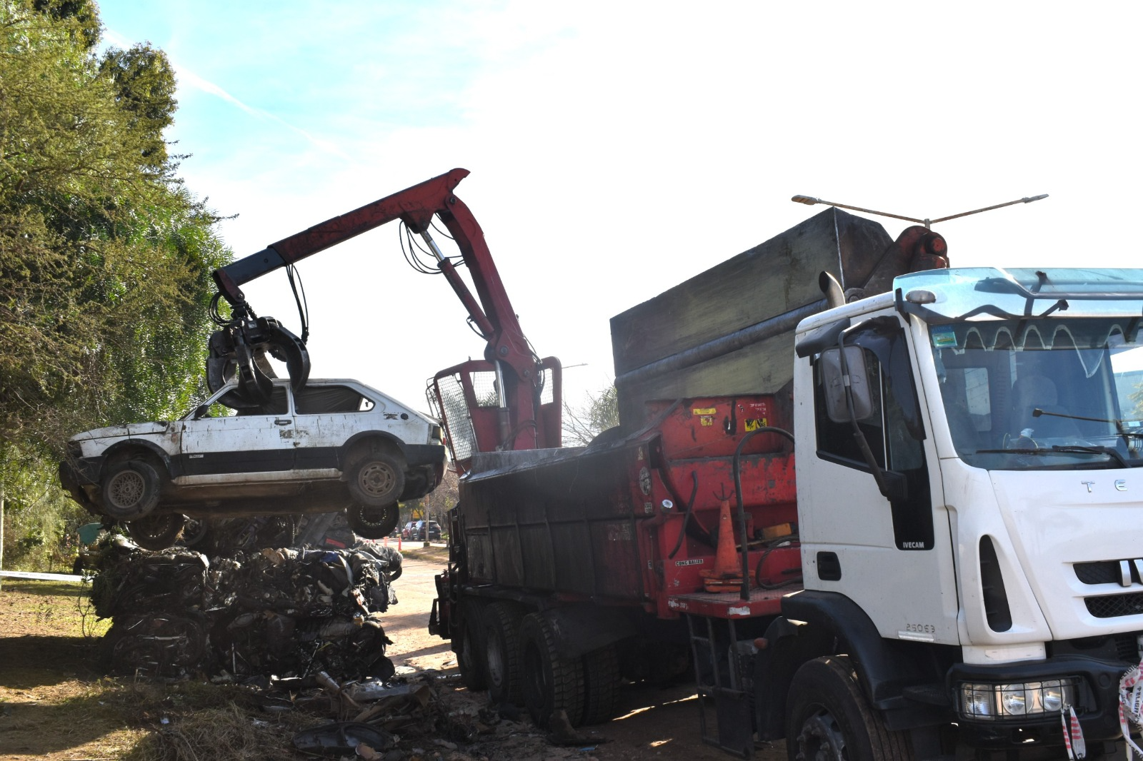 Se llevó adelante la primera etapa de compactación de autos y motos. La acción forma parte de una política de ordenamiento urbano, descontaminación, liberación del espacio público y control de vehículos con escapes libres o modificados.