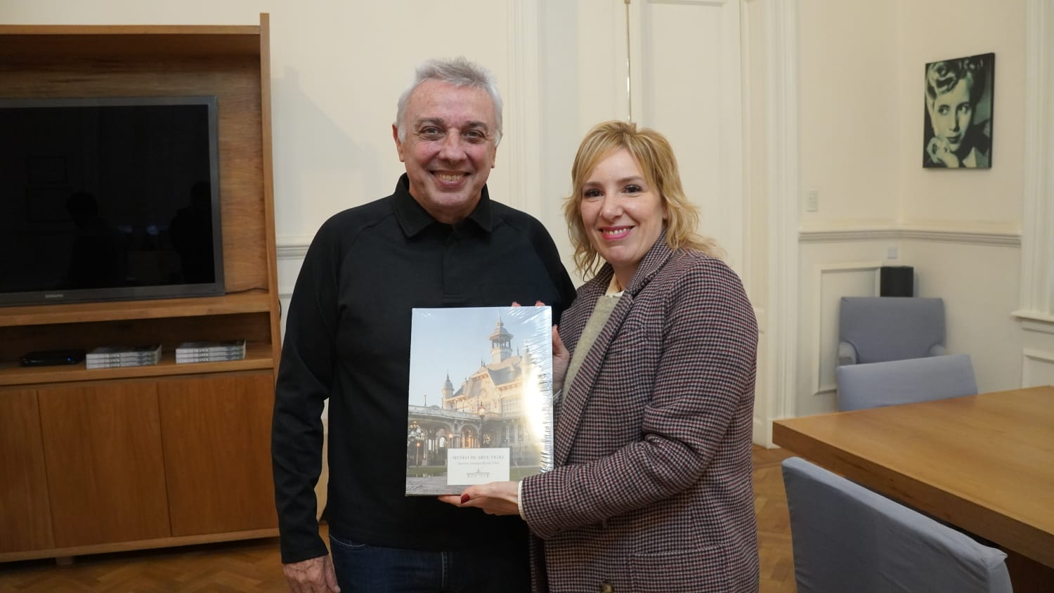 El encuentro se llevó adelante en el despacho del intendente y tuvo como eje reforzar programas de desarrollo, como así también fomentar políticas públicas destinadas al trabajo. Además, durante la jornada la funcionaria de la Provincia de Santa Cruz recorrió los locales del programa municipal Origen Tigre.